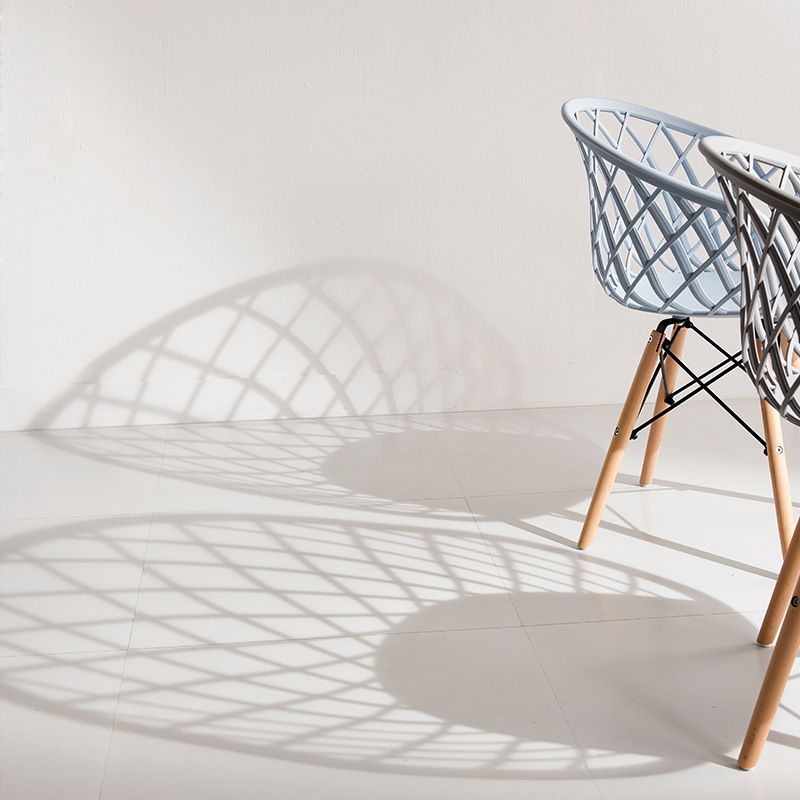 Hot Sale Nordic Design stílusú étterem nagy teherbírású fehér étkező műanyag szék fa lábakkal